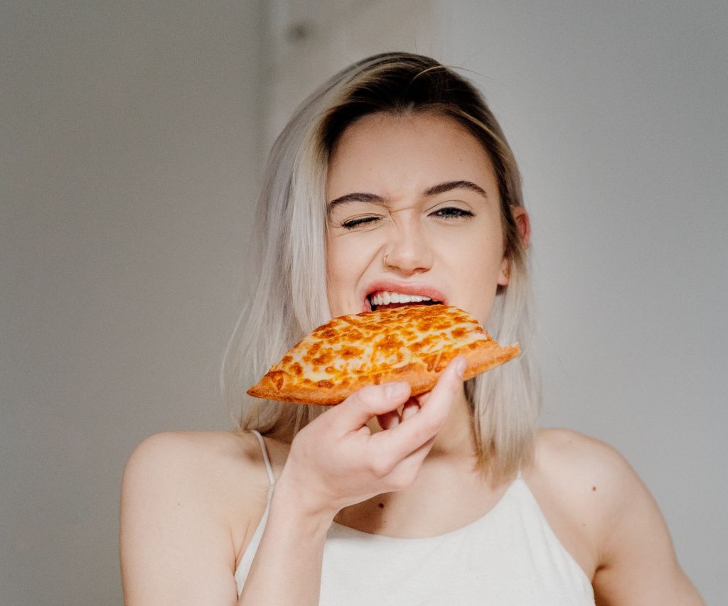 Девушка ест пиццу.jpg