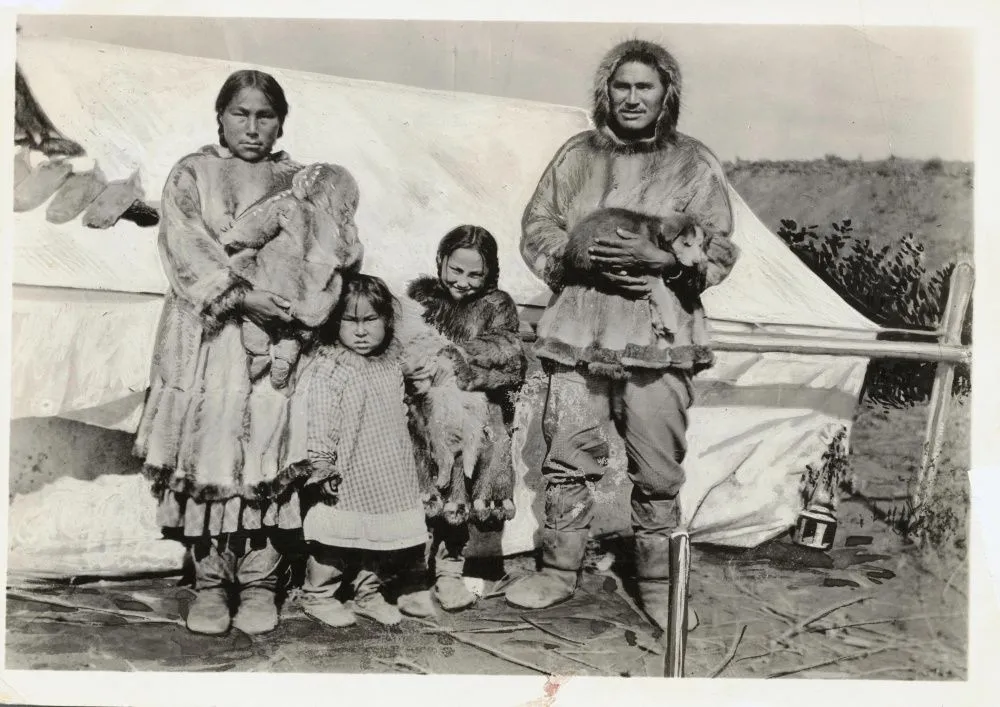 Иннуиты какой народ. Эскимосы инуиты. Инуиты Канады. Индейцы алеуты. Инуиты Аляска 19 век.